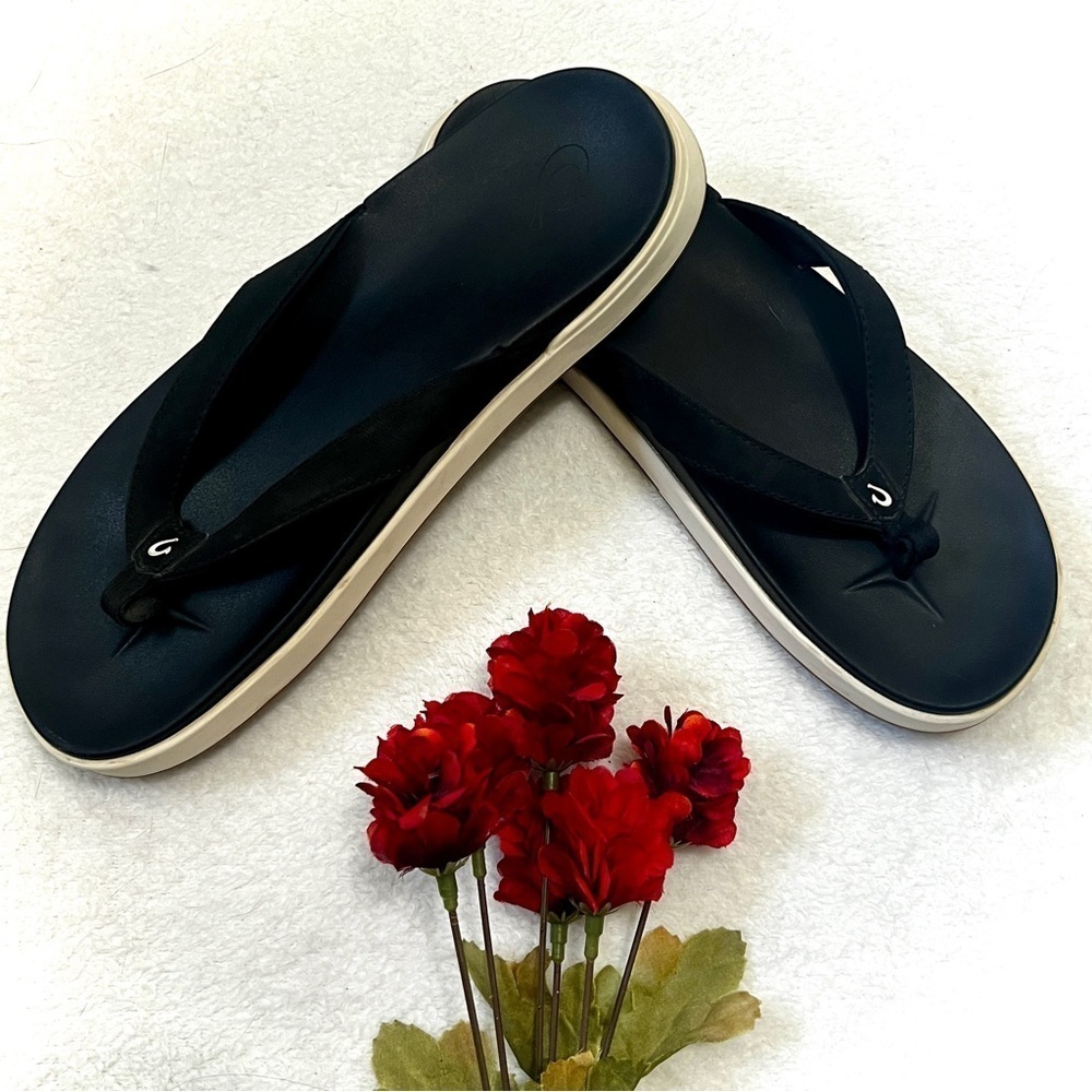 OluKai Nu'a Pi'o Black & White Thong Flip Flop Sandals - Size 11